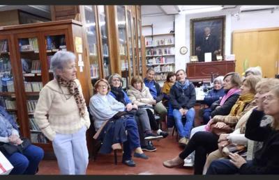 Con gran éxito de convocatoria, la narradora María Inés Mogaburu presentó obras de Eider Rodríguez, Joseba Sarrionandia y Kirmen Uribe 