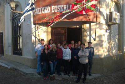 Representantes de los centros vascos uruguayos reunidos en Salto (foto EE)