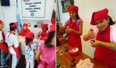 Los sukaldaris txikis en el taller de gastronomia que Eusko Biltzar de Coronel Pringles ofrece cada sábado