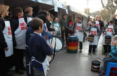 En el 132º aniversario de Pehuajo, el Etxe Alai presentó la tamborrada junto a los jóvenes del Centro de Día (foto EE)