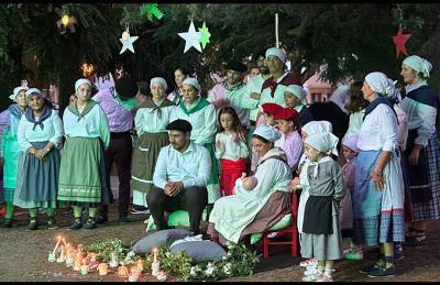 Escena del Pesebre (nacimiento) viviente, con socios, familiares y amigos de Gure Etxea de Tandil en la Plaza del Tanque, frente a la EE