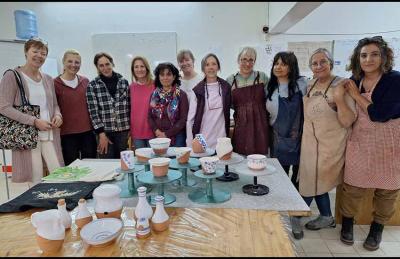 Mariana Uribeondo (tercera desde la izquierda) junto a las participantes del taller dictado en la Escuela Municipal de Artesanías