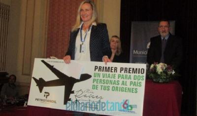 María Valeria Aramburu recibiendo el premio del Concurso ‘Mis raíces inmigrantes’ (foto El Diario de Tandil)