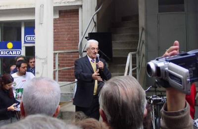 Piarres Xarriton en la inauguración en 2003 de la actual sede de Eskual Etxea de París (foto JE-EuskalKultura.com)