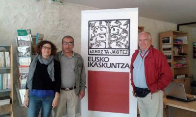 De izquierda a derecha, en la sede de Eusko Ikaskuntza de Baiona, Maialen Z amponi (Eusko Diaspora), Luis Aramburu (Mundo Vasco y Carlos Chinchurreta, los dos últimos vasco-argentinos de visitan en Euskadi