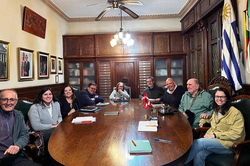 Euskal Erriako Batzorde berriaren lehen bilera uztailaren 2an. Ezker-eskuin, Eduardo Santibañez, Maite Lejarcegui, Andrea Irazabal, Julen Lejarcegui, Amalia Echeverrigaray, Damián Sarrabayrouse, Fabián Hernández, Josu Lariz eta Paola Rossano Ampo