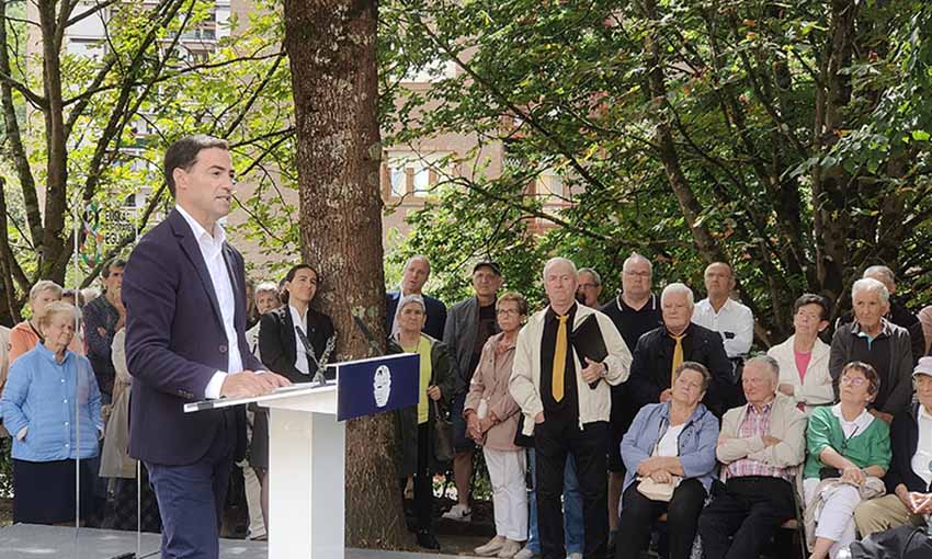 Pradales lehendakaria atzo Oñatiko San Lorentzoko ermita alboan bildu zen jendeari zuzentzen