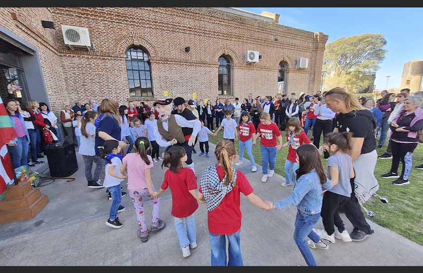 Cuatro euskal etxeas celebraron en Pergamino un exitoso, diferente y multitudinario Día de la Diáspora. El año que viene quieren más