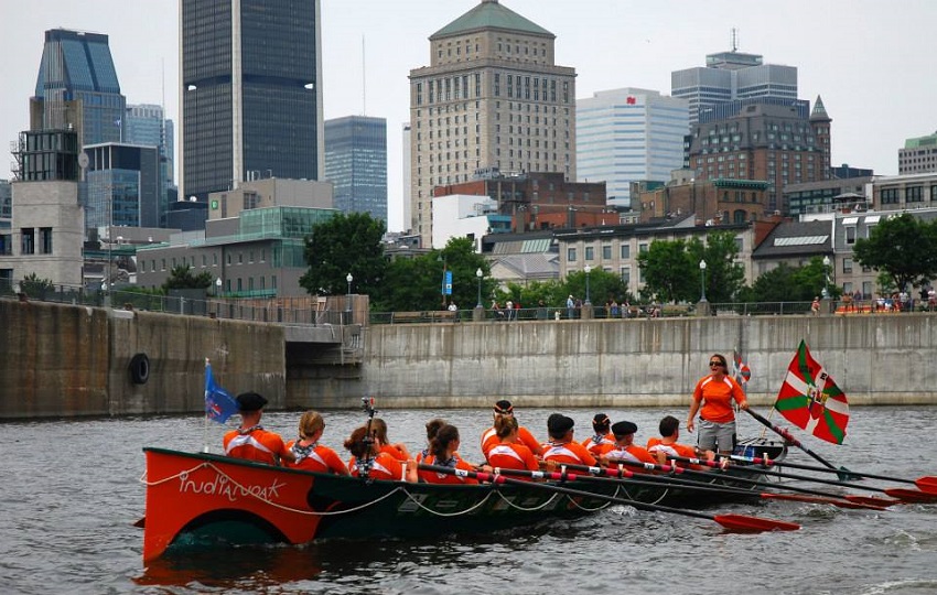 La trainera de tipo vasco 'Indianoak' e integrantes, hombres y mujeres del grupo de remeros vascos de Quebec