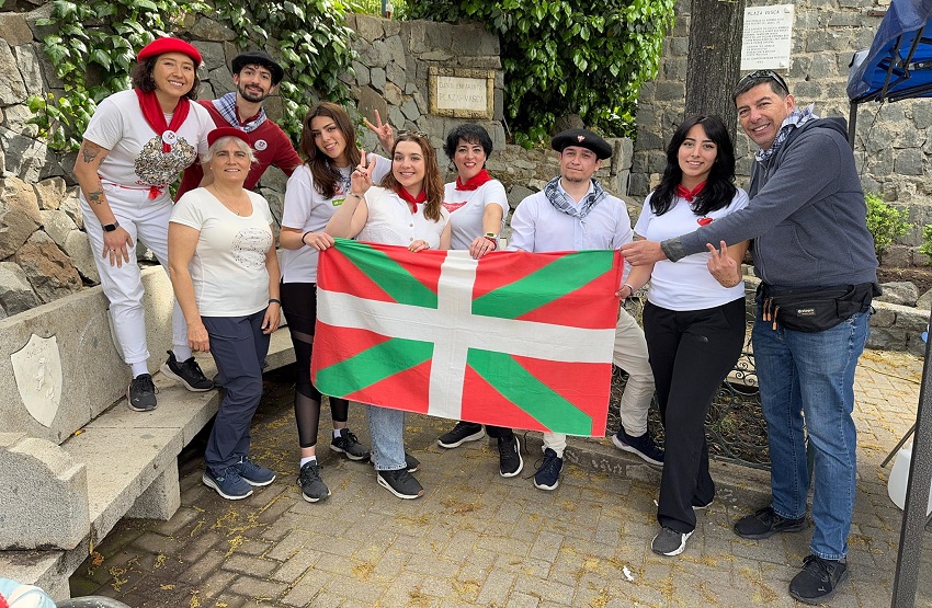 Los y las dantzaris del Colectividad Vasca de Chile celebraron San Miguel en el monte San Cristóbal