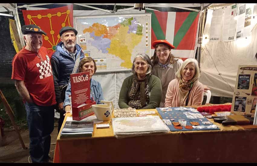 De izquierda a derecha, Horacio Marotto, Martín Colombet, María Jesús Andrés, Mariana Fernández Castelli, Aluhé Flores y Rosemarie Muglia, integrantes de Askatasunaren Bidea en el stand vasco de la 11 edición de la Noche de los Libros en San Miguel