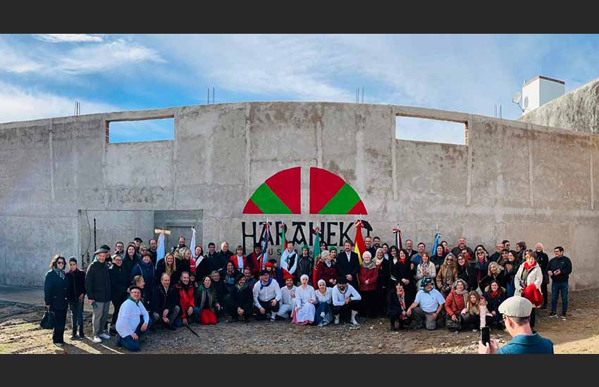Asistentes a la celebración del 30° Aniversario de Haraneko Euskal Etxea bajo el logo institucional