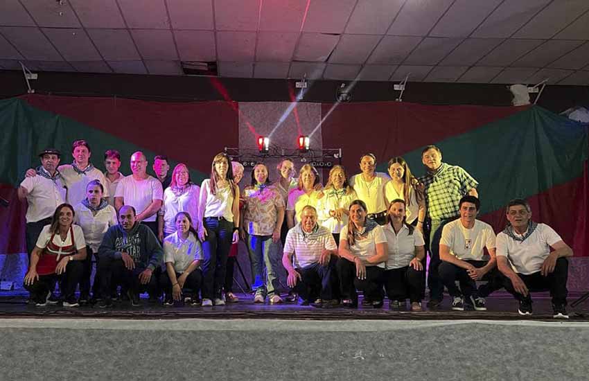 El equipo del centro vasco ‘Euskal Sustraiak’ trenquelauquenche que hizo posible la 14 Fiesta Vasco Argentina del Jamón. Zorionak!