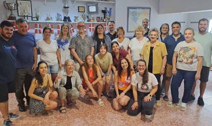 Euskara Munduan: Ikasles del Barnetegi junto a los irakasles Gabriel Arce, Sabrina Otegui, Gabriela Mendia y Kinku Zinkunegi; la tesorera de FEVA, Elba Mocoroa; y la lehendakari del centro anfitrión, Emilia Zugasti (foto FEVA)