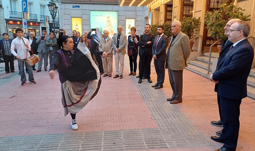 Jesús Cimarro recibió ayer en Euskal Etxea el premio Vasco Ilustre en Madrid 2024 que otorgan Euskal Etxea y la Delegación en Corte de la RSBAP (foto EE)