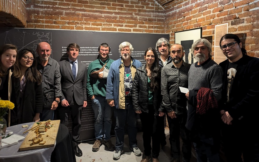 Josu Chueca, Juan Ramón Garai, Rafael Kutz, Carolina Ávila, Cecilia Zabaleta y participantes en la presentación en Valparaíso de "2000 del Winnipeg, diario de a bordo" y de la muestra "Diario de a bordo. Cartografía interior"