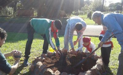 El Eusko Etxea de Corpus Christi plantó un roble en la Plazoleta de los Vascos