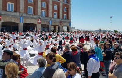 Bailes de plaza en la explanada del NH Provincial 