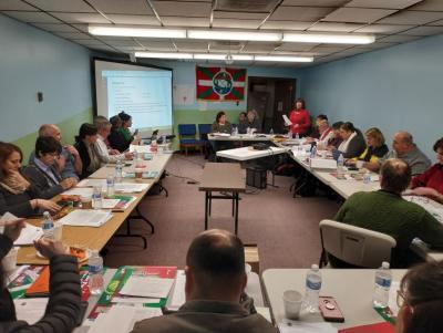 La tesorera de NABO, Mayie (Berterretche) Petracek tiene la palabra en la reunión de febrero de NABO 2019 (foto EuskalKultura.com)