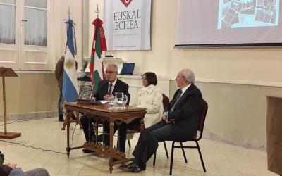 Los autores Magdalena Mignaburu y Josu Legarreta junto al presidente de Euskal Echea, Enrique Fagoaga