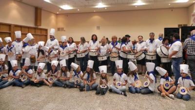 El año pasado en Necochea la tamborrada contó con el acompañamiento de la Banda Municipal. Los txikis de la euskal etxea también participaron tocando en unas tablitas, obsequio de miembros de la Sociedad Gaztelubide de Donostia (foto Necochea EE)