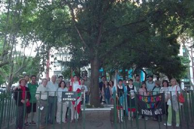 Acto realizado por alumnos y profesores en el Día Internacional del Euskera 2014 (foto EE)