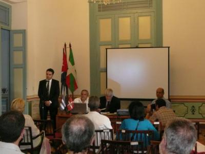 Asier Vallejo, director para la Comunidad Vasca en el Exterior, durante la inauguración del congreso, junto a Renato Garcia Eguskiza, presidente de la euskal etxea de Cuba, William Douglass (CBS Reno) y un representante de la Fundación Ortiz (foto CubaCV)