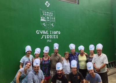 Estos tamborreros australianos se sacaron una foto de recuerdo en el frontón del Gure Txoko de Sydney (foto Sydney EE)