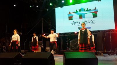 El 6 de febrero fue el día de las danzas vascas en el festival ‘Todo el Mundo en Alta Gracia’ y frente a un nutrido público, el grupo Cordobatarrak interpretó cinco bailes típicos (foto Todo el Mundo en Alta Gracia).