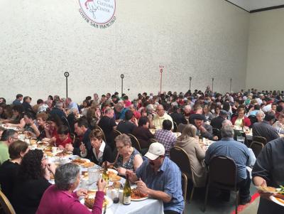 Una imagen que no se repetirá en este ocasión: comida popular en el frontón del Basque Cultural Center de SFO (foto EuskalKultura.eus)