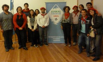 Sara Pagola y Mariana Satostegui junto a los integrantes del Euskal Txokoa de San Martín de los Andes (foto DE)