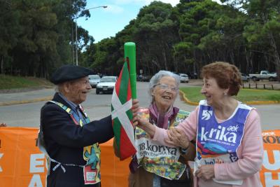 Beti gazte, siempre jóvenes! Los mayores de Necochea también participaron en la Korrika. Por ejemplo, Jerónimo 'Cholo' Sagues, socio fundador, que a sus 97 años, sigue al pie del cañón trabajando por lo vasco en Argentina (foto Necochea CV)