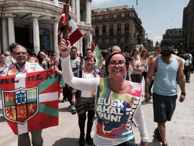 La Korrika de México DF homenajeó a miembros de la comunidad destacados en su trabajo por el euskera, como Gurutzne Etxeberria, profesora de euskera durante mucho años y portadora del testigo (foto Iñigo Bilbao)