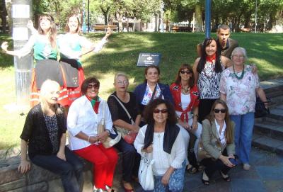 Integrantes del Denak Bat mendocino en el Prado Vasco de la Plaza Independencia (foto EE).