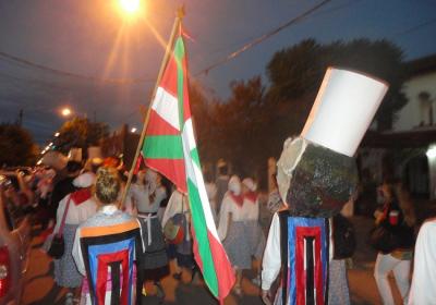 Cada año, los dantzaris van en kalejira desde la euskal etxea hasta el escenario montado en Plaza San Martín. Los acompañan en el trayecto gigantes, cabezudos, músicos y público (foto EuskalKultura.com)