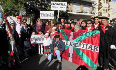 Todas las actividades del Gure Etxea tandilense representadas en el desfile del 25 de Mayo (fotoEE)