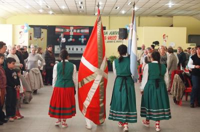 La fiesta por el 19 aniversario de Toki Eder comenzó con la entrada de los abanderados (foto EE)