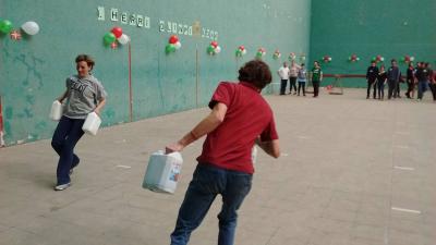 El frontón de Euzko Etxea fue el escenario de estas primeras Olimpiadas Populares (foto Euzko Etxea CV)