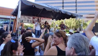 El grupo Amuma Says No, animando las calles de Boise en Jaialdi 2015