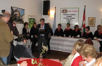 El lehendakari del Eusko Biltzar Juan J. Olasagastia en la fiesta por el 25º aniversario del centro (foto EE)