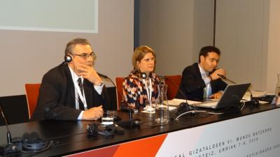 Aspecto de la mesa del Congreso Mundial en una de sus sesiones . De izquierda a derecha, Hugo Andiazabal (FEVA, Argentina), Valerie Arrechea (NABO, Estados Unidos) y Asier Vallejo, director para la Comunidad Vasca en el Exterior del Gobierno Vasco (foto E