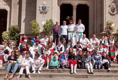 Los jóvenes del Denak Bat ofreciendo la exhibición de danzas a la comunidad marplatense