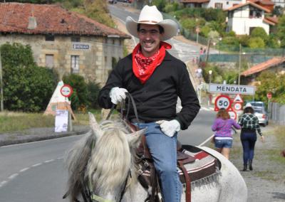 Los cowboy camparon a sus anchas por las calles de Mendata (foto Idoia Mallea)