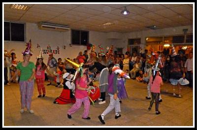 En la fiesta de fin de año del Lagun Onak todos los dantzaris se reunieron para bailar Carnaval de Lantz