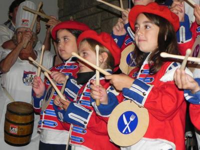 Los txikis de la Tamborrada de Necochea, este año estrenando orgullosos trajes nuevos (foto K. Zubillaga)