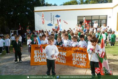 Alumnos del colegio Euskal Echea participando en actos de la última edición de Korrika en Argentina (foto Euskal Echea)