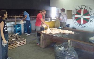 Todo está listo en Nequén para la fiesta-presentación de mañana. En la imagen, miembros del Euskal Etxea de Comahue en plena tarea