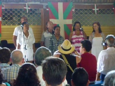 El coro creado por los alumnos de euskera cantó en la fiesta del Aberri Eguna (foto Cuba CV)