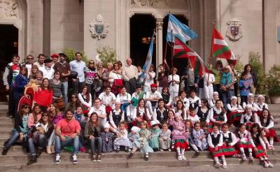 Para conmemorar el Día de la Patria Vasca, el Denak Bat marplatense, con sus trajes típicos, pintó de rojo y blanco la entrada de la Catedral 