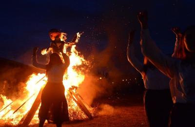 La Fogata de San Juan encendida por el Centro Euskal Sustraiak de Trenque Lauquen 